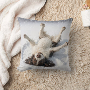 Coussin English Springer Spaniel faisant un ange de neige