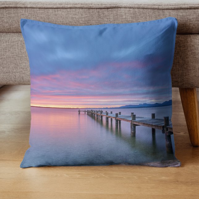 Coussin Esthétique Calme de Réflexion de l'Eau au Lever de (Créateur téléchargé)