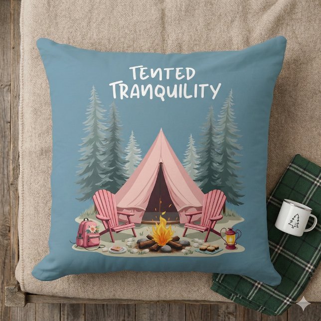 Coussin Esthétique de camping cosy Tente de glamping et fe (Cozy Camping Aesthetic Glamping Tent & Campfire Throw Pillow Mockup A)