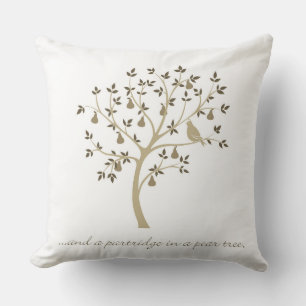 Coussin Et un perdrix dans un poirier