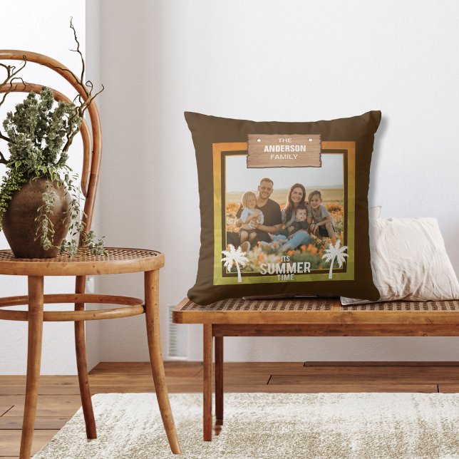 Coussin Été Tropical Photo Cadre Vacances Palmiers (Personalized Family Photo With Names Summer Theme Tropical Palm Trees and Wood Sign)