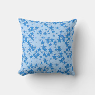 Coussin étoiles bleues sur un arrière - plan bleu ciel cla