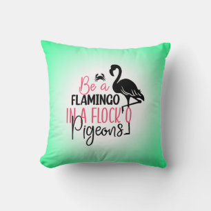 Coussin Être un flamant rose dans une volée de pigeons