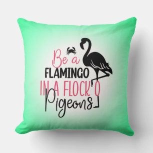 Coussin Être un flamant rose dans une volée de pigeons