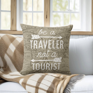 Coussin Être un voyageur et non pas une typographie touris