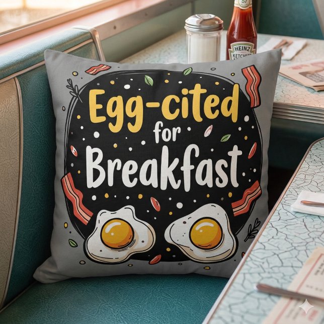 Coussin Excitant pour le petit déjeuner Design de jeu de m (Egg-cited for Breakfast Funny Foodie Pun Design Throw Pillow Mockup C)