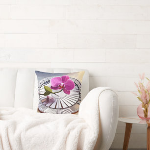 Coussin Exquise orchidée rose repose sur une plaque d'arge