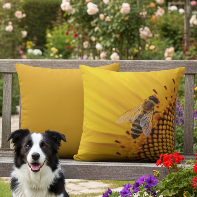 Coussin extérieur 16x16 Tournesol et abeille jaune (Yellow outdoor pillow for beekeepers and bee lovers.)