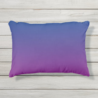 Coussin extérieur bleu-foncé et pourpre d'Ombre