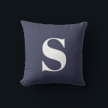Coussin extérieur de la Marine bleu Monogramme ini<br><div class="desc">Coussin extérieur Monogrammé initial bleu marine. Coussin extérieure décorative avec une seule initiale. Personnalisez rapidement et facilement.</div>
