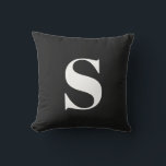 Coussin extérieur noir classique<br><div class="desc">Coussin extérieur classique noir initial monogrammé. Coussin extérieure décorative avec une seule initiale. Personnalisez rapidement et facilement.</div>