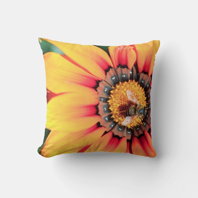 Coussin Extrême Gros Plan D'une Abeille Collectant Du Poll (Recto)