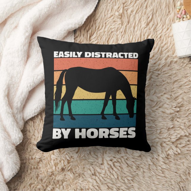 Coussin Facilement distrait par les amoureux de chevaux Mi (Couverture)