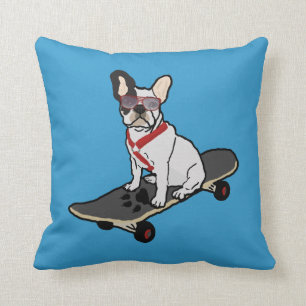 Coussin faisant de la planche à roulettes de chien