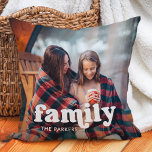 Coussin Famille | Boho Texte superposé avec deux photos<br><div class="desc">Ce coussin simple et élégant présente deux de vos photos personnelles,  ainsi que le mot "famille" dans la typographie moderne blanche boho et un endroit pour ajouter le nom de famille.</div>