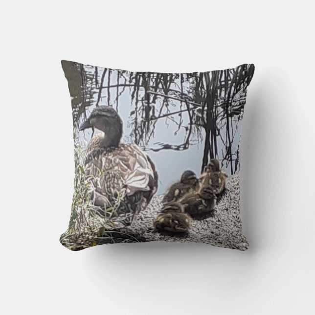 Coussin Famille de canard sur le canal jeter coussin. (Recto)