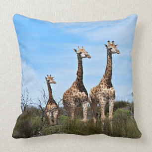 Coussin Famille de girafes sur une colline herbeuse