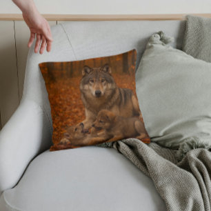 Coussin Famille de loups d'automne chiots joueurs dans la