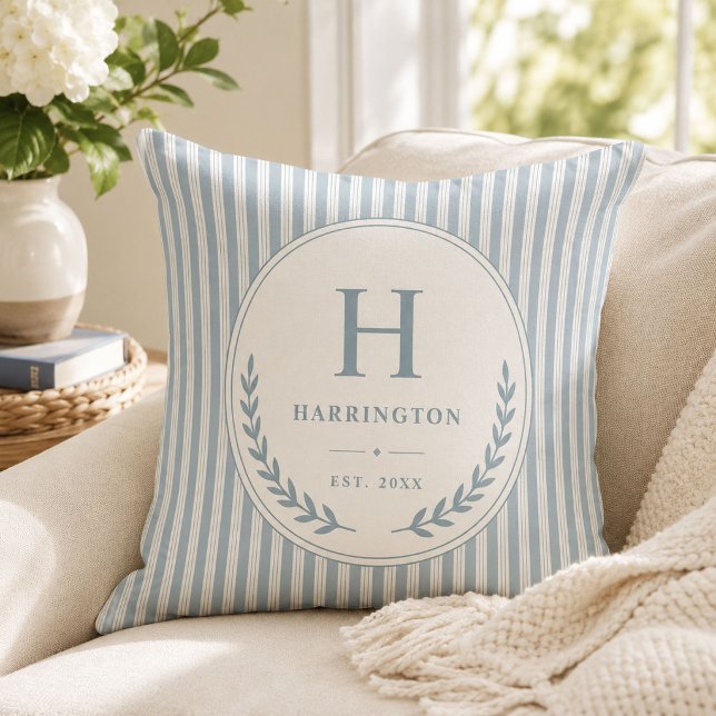 Coussin Famille de monogramme côtier Literie rayée (Blue striped coastal pillow with custom initial, family name, established year and botanical crest.
)