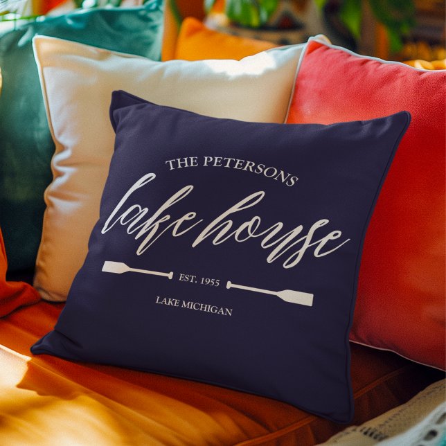 Coussin Family Lake House Location Nautique Décor Personna (Custom pillow for lake house decor Family Name Oar Navy Blue Nautical Rustic)