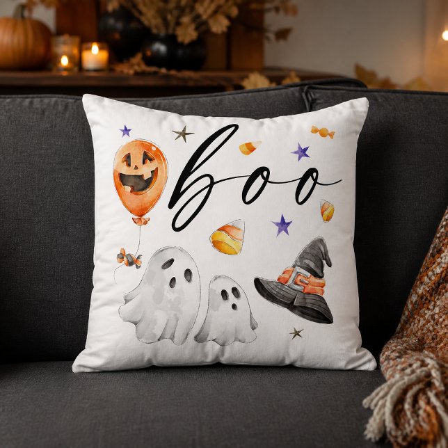 Coussin Fantômes et chapeau de sorcière Boo aquarelle Hall (Welcome spooky season with this whimsical watercolor “Boo” throw pillow.)