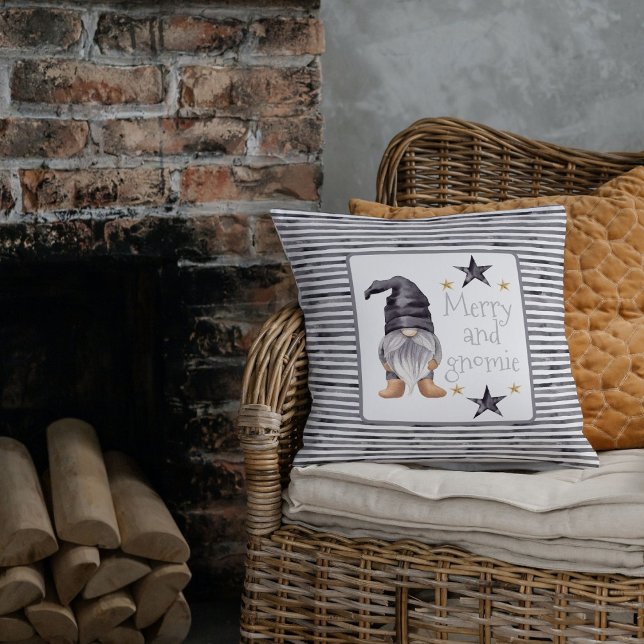 Coussin Farmhouse Winter Gnome sur Buffalo pour Noël (Elevate your holiday decor with the Farmhouse Winter Watercolor Gnome Christmas Throw Pillow. )