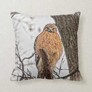 Coussin Faucon épaulé rouge dans un arbre