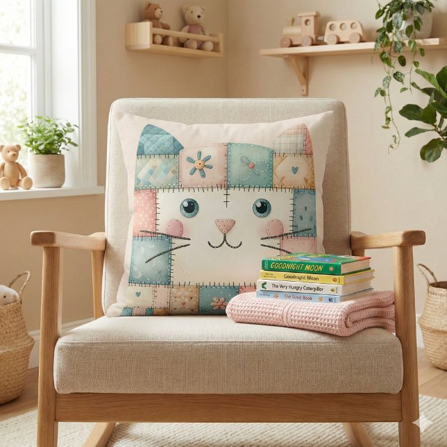 Coussin Fausse Maisonnette Pastel Patchwork Visage de Chat (Faux Patchwork Pastel Cottage Kitty Face Throw Pillow Mockup A)