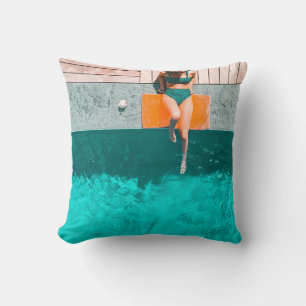 Coussin Femme allongée au bord de la piscine le matin