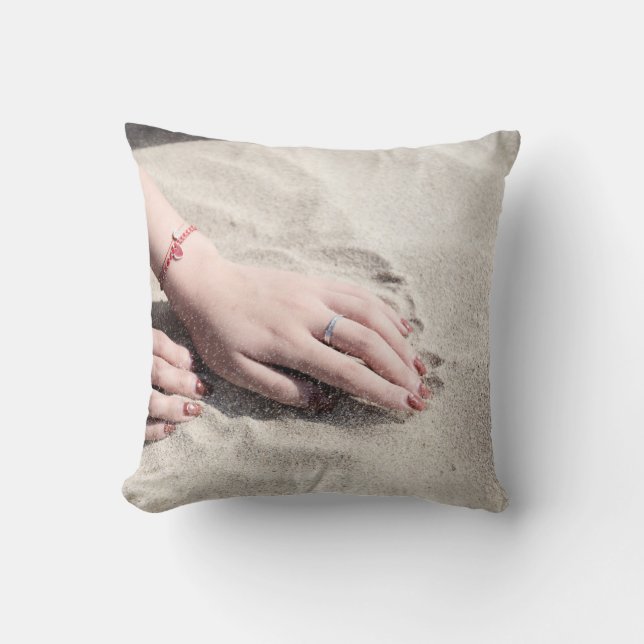 Coussin Femme allongée sur le sable blanc (Recto)