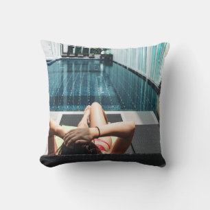 Coussin Femme allongée sur le salon de chaise marron