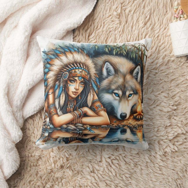 Coussin Femme Amérindienne Avec Loup Par Une Eau Tranquill (Couverture)