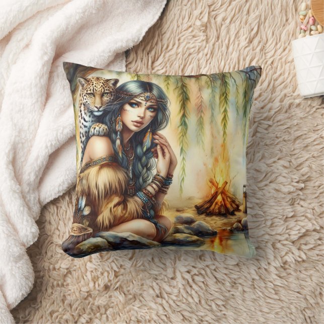 Coussin Femme amérindienne avec tigre par Riverbank (Couverture)