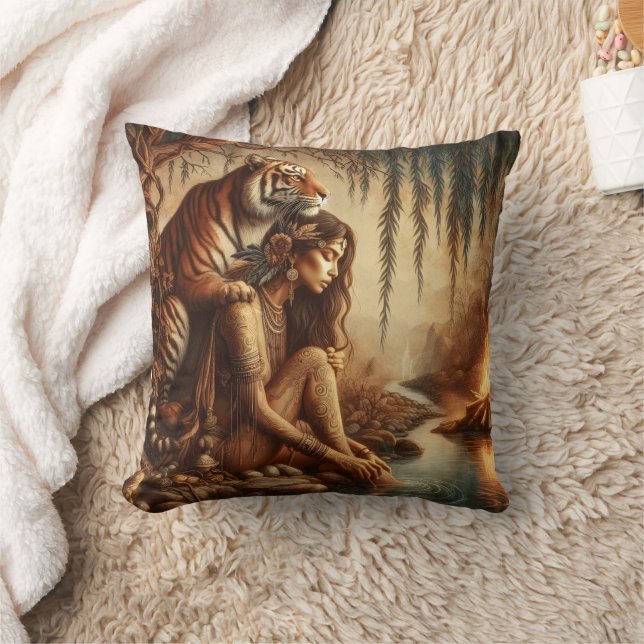 Coussin Femme amérindienne avec tigre par rivière à Dusk (Couverture)