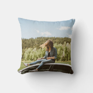 Coussin Femme assise sur le toit de berline blanche
