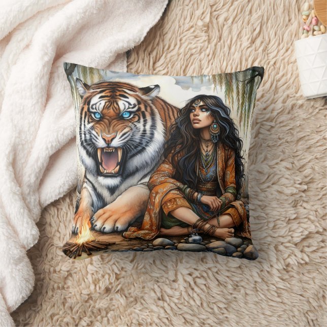 Coussin Femme autochtone par feu de camp avec tigre (Couverture)