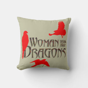 Coussin Femme avec ses Dragons