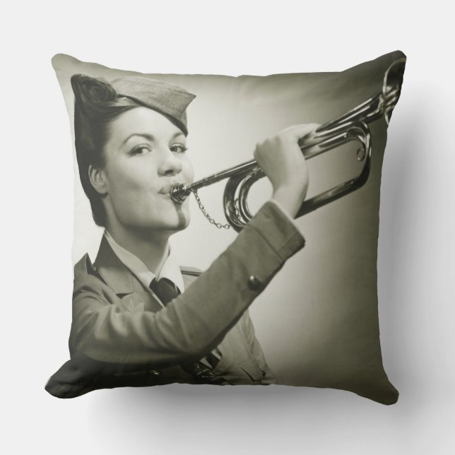 Coussin Femme dans l'uniforme de soldat (Recto)