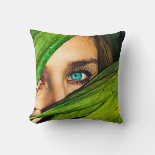 Coussin Femme derrière les feuilles verts