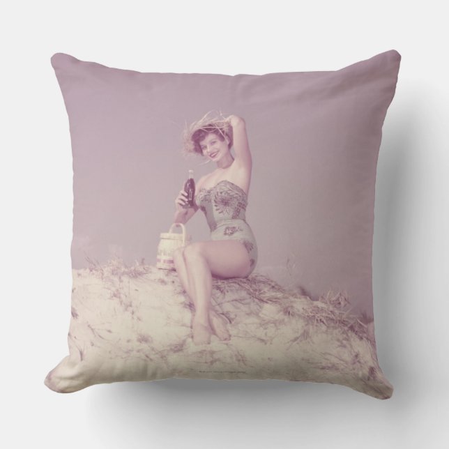 Coussin Femme détendant sur la plage (Recto)