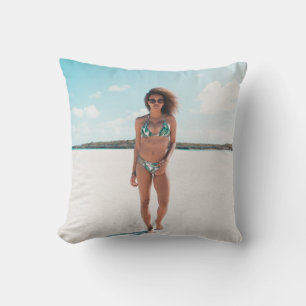 Coussin Femme en bikini debout sur le sable