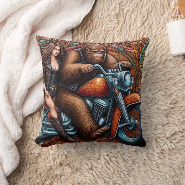 Coussin Femme et Sasquatch sur la moto (Couverture)