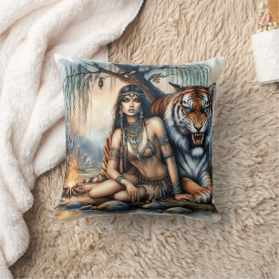 Coussin Femme indigène avec tigre à Twilight
