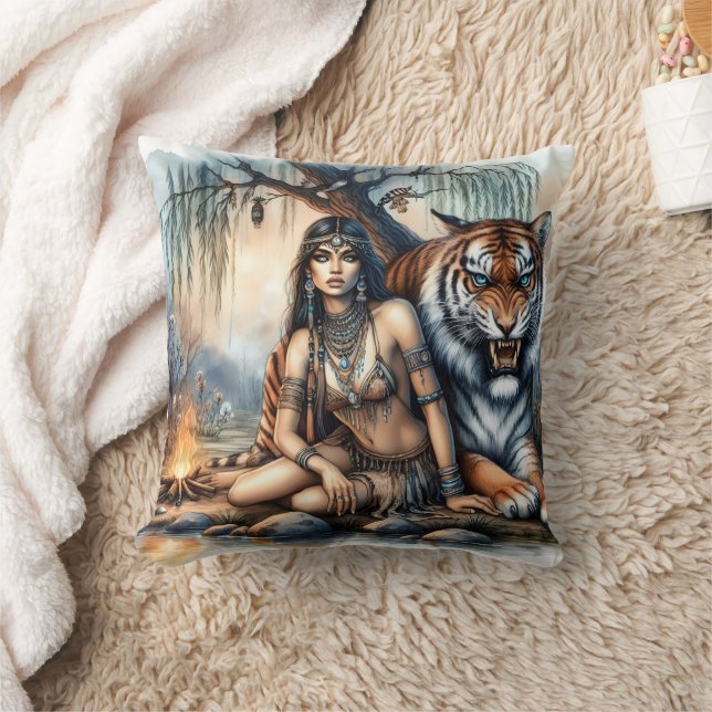 Coussin Femme indigène avec tigre à Twilight (Couverture)