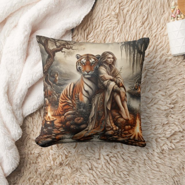 Coussin Femme indigène avec tigre dans la nature (Couverture)