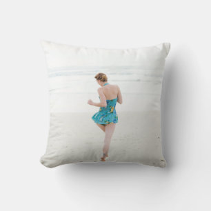 Coussin Femme marchant sur le rivage près de la plage