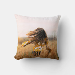 Coussin Femme marchant sur le terrain en journée