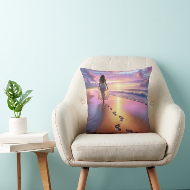 Coussin Femme marchant sur une plage au coucher du soleil (Chaise)