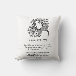 Coussin Femme noire et blanche avec citation de rose