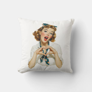 Coussin Femme rétro faisant un geste de cœur